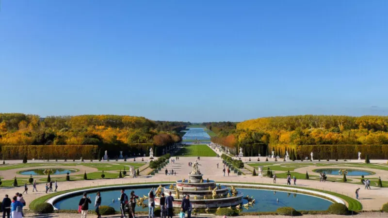 Latona's Fountain with the Green Carpet, Basin of Apollo (barely visible), and Grand Canal in the background - Photo credit: Patrick 